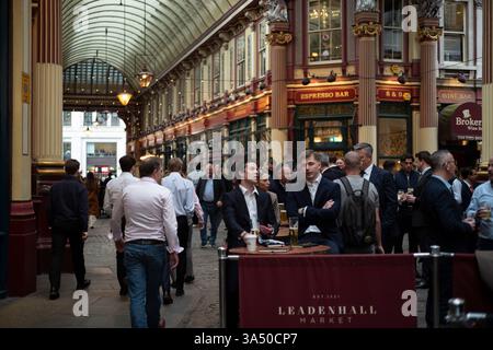 REGNO UNITO. 20 marzo 2025. I lavoratori della città si godono il sole a Square Mile di Londra durante la giornata più calda del 2025. Il Met Office ha detto che l'equinozio primaverile di giovedì 20 marzo segna il primo giorno di primavera astronomica, con temperature che raggiungono i 20C nella capitale. Londra, Inghilterra, Regno Unito 20 marzo 2025. Crediti: Jeff Gilbert/Alamy Live News Foto Stock
