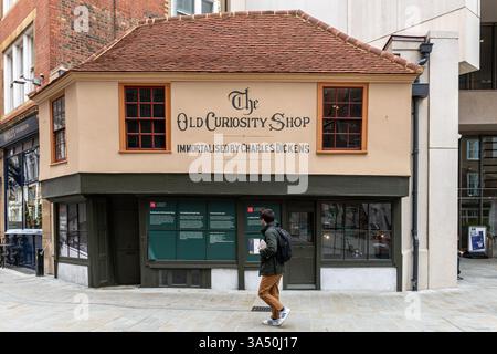 The Old Curiosity Shop, immortalato da Charles Dickens nel suo romanzo, Portsmouth Street, Londra, Inghilterra, Regno Unito Foto Stock