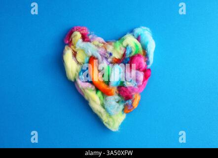 Colorata nuvola di cotone a formare un cuore Foto Stock