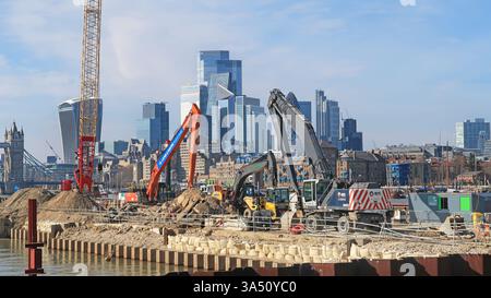 Attrezzature da costruzione presso il Thames Tideway Chambers Wharf a Bermondsey, Londra, Regno Unito. Mostra lo skyline della City of London oltre. Foto Stock