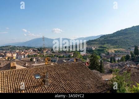 Paesaggio panoramico di Poese di Spoleto visto da Monteluco in Umbria, Italia. La scena cattura colline ondulate e vedute storiche della città sotto un cielo blu, adatto per viaggi e fotografie turistiche. Foto Stock