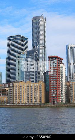 Lo sviluppo di Canary Wharf mostra la torre Aspen Residences (centro) completato - marzo 2025. Vista da Rotherhithe, fiume Tamigi in primo piano. Foto Stock