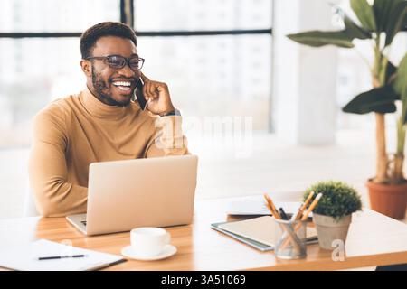 Consulenza telefonica. Millennial uomo nero che parla con il cliente al telefono cellulare e sorride, copia spazio Foto Stock