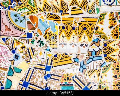 Dettaglio ravvicinato dell'iconica panchina in Piazza della natura o Plaza de la natura a Parc Güell, Barcellona. Foto Stock