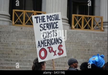 Persone con segnali in occasione di una manifestazione Protect the Postal Service contro potenziali privatizzazioni sotto l'amministrazione Trump a Midtown Manhattan. Foto Stock