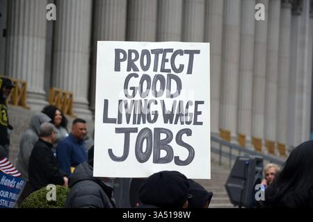 Persone con segnali in occasione di una manifestazione Protect the Postal Service contro potenziali privatizzazioni sotto l'amministrazione Trump a Midtown Manhattan. Foto Stock