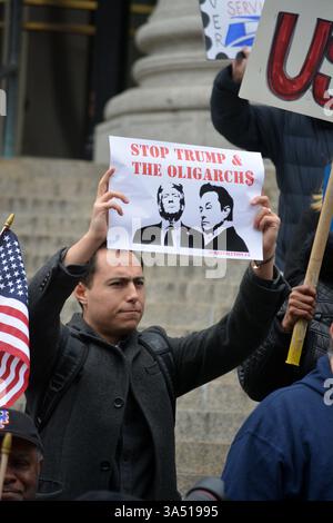 Proteggi la manifestazione del servizio postale contro potenziali privatizzazioni sotto l'amministrazione Trump e IL DOGE a Midtown Manhattan. Foto Stock