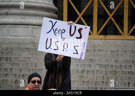 Persone con segnali in occasione di una manifestazione Protect the Postal Service contro potenziali privatizzazioni sotto l'amministrazione Trump a Midtown Manhattan. Foto Stock