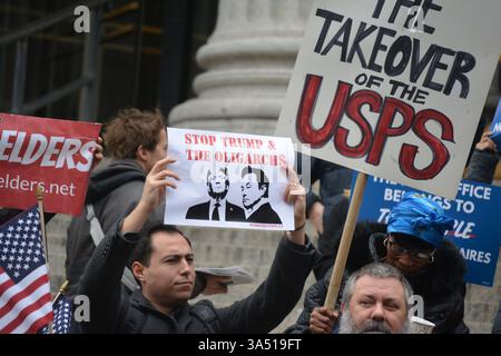 Proteggi la manifestazione del servizio postale contro potenziali privatizzazioni sotto l'amministrazione Trump e IL DOGE a Midtown Manhattan. Foto Stock
