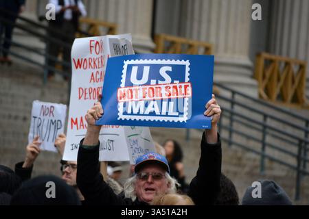 Persone con segnali in occasione di una manifestazione Protect the Postal Service contro potenziali privatizzazioni sotto l'amministrazione Trump a Midtown Manhattan. Foto Stock