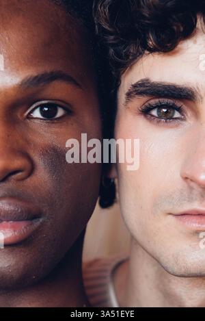 Una seria coppia gay nera e caucasica in piedi insieme a casa. Un ritratto di relazione LGBTQ più adatto per marketing inclusivo, uguaglianza e grafica della vita domestica. Foto Stock