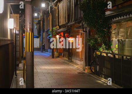 Kyoto, Giappone - 23 settembre 2024, Vista panoramica di una tranquilla e stretta strada nel quartiere della casa del tè di Gion, via Geisha, senza persone, di notte con via li Foto Stock