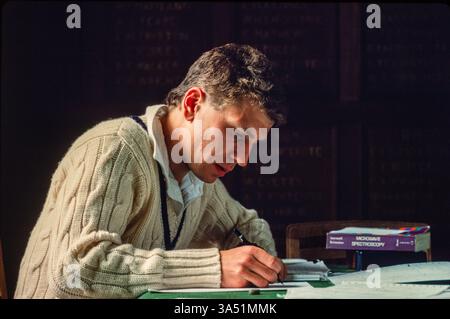 Studente dell'Università di Oxford, membro della squadra di cricket dell'Università di Oxford, che lavora al suo corso di scienze. Foto Stock