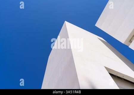 Dettaglio della facciata del museo d'arte realizzata in cemento versato sul posto e fotografata contro il cielo blu in una giornata di sole e luce. Varsavia, Polonia. Foto Stock
