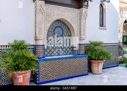 Bellissima fontana d'acqua e mosaico murale alla Moschea di Parigi nel 5° arrondissement di Parigi Foto Stock