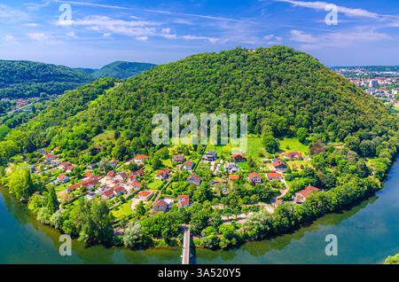Vista aerea del monte Chaudanne Chaudanne con foresta verde, case residenziali del distretto di Mazagran città di Besanc, fiume Doubs e verdi colline ba Foto Stock
