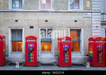 Broad Court di Londra. Londra, Regno Unito - 19 gennaio 2024: Cinque cabine telefoniche rosse in fila a Broad Court Foto Stock