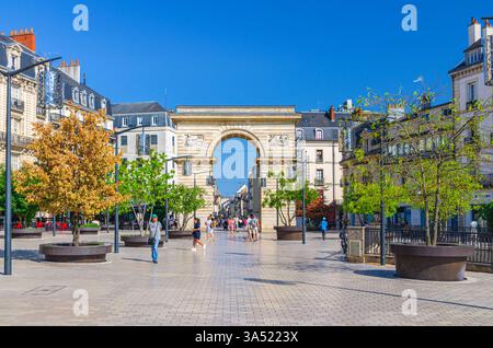 Digione, Francia, 9 luglio 2024: Porta Guillaume, arco trionfale di Digione e persone che camminano in Place Darcy Square con alberi verdi in pentole nella città vecchia Foto Stock