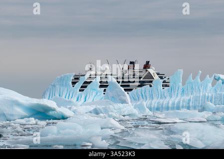 Antartide - 13 gennaio 2024: Nave da crociera Seabourn sull'oceano ghiacciato in Antartide Foto Stock