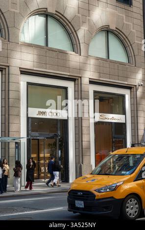 Scarpe di lusso importate sono disponibili presso le boutique di lusso di Madison Avenue, 2025, New York City, USA Foto Stock
