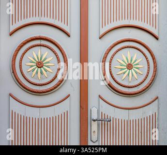 Decorazioni su una porta d'ingresso con cerchi e fiori in rosso e bianco, Parchim, Meclemburgo-Vorpommern, Germania, Europa Foto Stock