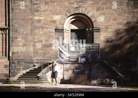 Worms, Germania - 13 ottobre 2018: Visitatori e turisti si trovano di fronte all'ingresso della Cattedrale di San Pietro il 13 ottobre 2018 a Worms, Germania, Foto Stock