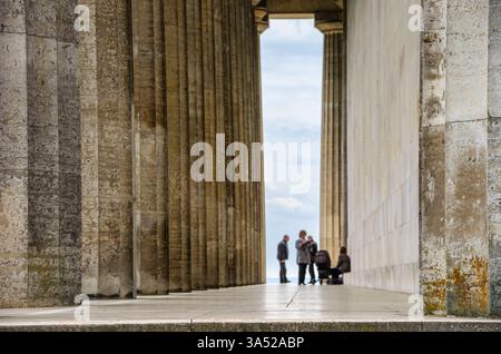Walhalla bei Regensburg, Bayern, Deutschland Säulengang auf der Ostseite der Ruhmeshalle Walhalla in Donaustauf an der Donau bei Regensburg, Bayern, Deutschland. Foto Stock