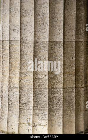 Kannelierte Säulenstruktur Kannelierte Säulenstruktur am Beispiel der äußeren Säulen der Ruhmeshalle Walhalla in Donaustauf an der Donau bei Regensburg, Bayern, Deutschland. Foto Stock