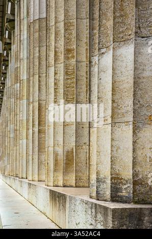Walhalla bei Regensburg, Bayern, Deutschland Kannelierte Säulenstruktur der äußeren Säulen der Ruhmeshalle Walhalla in Donaustauf an der Donau bei Regensburg, Bayern, Deutschland. Foto Stock