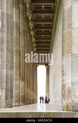 Walhalla bei Regensburg, Bayern, Deutschland Säulengang auf der Ostseite der Ruhmeshalle Walhalla in Donaustauf an der Donau bei Regensburg, Bayern, Deutschland. Foto Stock