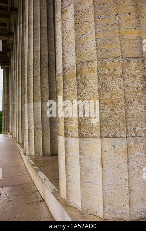 Walhalla bei Regensburg, Bayern, Deutschland Kannelierte Säulenstruktur der äußeren Säulen der Ruhmeshalle Walhalla in Donaustauf an der Donau bei Regensburg, Bayern, Deutschland. Foto Stock