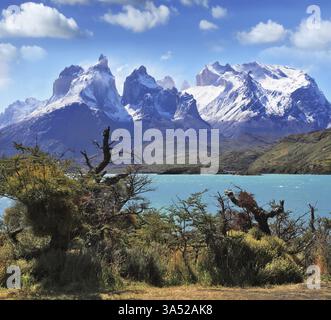 La bellezza magica del lago Pehoe. Un forte vento soffia le onde turchesi sul lago, le grandi scogliere di Los Kuernos coperte di neve e ghiaccio Foto Stock