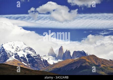 Favolosa armonia del parco nazionale Torres del Paine in Cile. Tre rocce Torres sono circondate da pittoresche nuvole Foto Stock