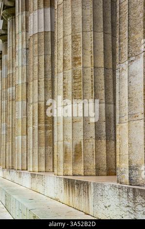 Walhalla bei Regensburg, Bayern, Deutschland Kannelierte Säulenstruktur der äußeren Säulen der Ruhmeshalle Walhalla in Donaustauf an der Donau bei Regensburg, Bayern, Deutschland. Foto Stock