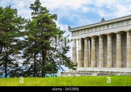 Walhalla bei Regensburg, Bayern, Deutschland Ausschnitt der Ostfassade der Ruhmeshalle Walhalla aus Nordosten, in Donaustauf an der Donau bei Regensburg, Bayern, Deutschland. Foto Stock
