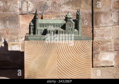 Worms, Germania - 13 ottobre 2018: Il modello in scala della Cattedrale di San Pietro in bronzo il 13 ottobre 2018 a Worms Foto Stock