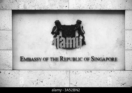 Berlino, Germania - 21 giugno 2016: L'ingresso dell'Ambasciata della Repubblica di Singapore con una scritta e lo stemma nazionale sulla facciata Foto Stock