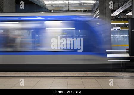 Einfahrende U-Bahn der Linie U5 an der Haltestelle Max-Weber-Platz a Monaco. Bahn, Zug. Pendler, Oeffentlicher Personennahverkehr OEPNV.Bahnsteig. **** Arrivo del treno della linea U5 alla fermata Max Weber Platz a Monaco di Baviera Foto Stock