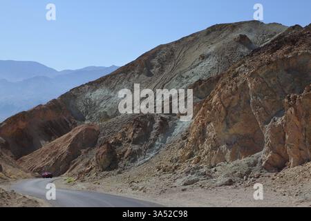 Rocce multicolore nella Death Valley, USA. La famosa tavolozza degli artisti di strada Foto Stock
