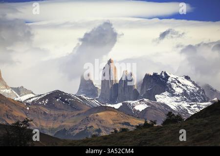 Tre rocce Torres sono circondate da pittoresche nuvole. Favolosa armonia del parco nazionale Torres del Paine in Cile Foto Stock
