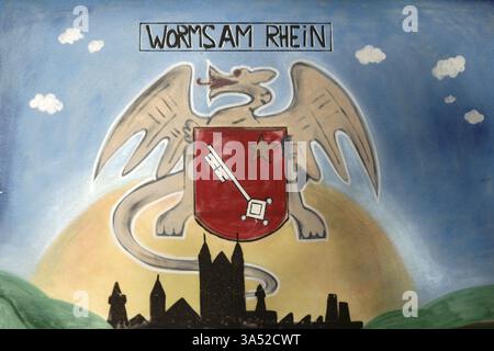Worms, Germania - 13 ottobre 2018: Il disegno dello stemma della città di Worms am Main su una casa elettrica il 13 ottobre 2018 a Worms Foto Stock