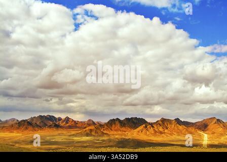 Magnifico paesaggio. Strada che attraversa il deserto del Sinai all'inizio dell'inverno Foto Stock