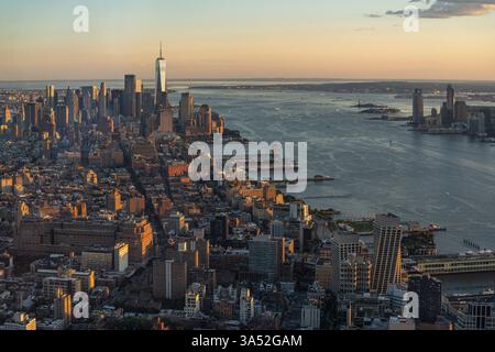 Splendida vista di Manhattan al tramonto vista dalla piattaforma di osservazione di The Edge (30 Hudson Yards), New York City Foto Stock