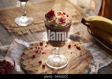 Budino di cioccolato Chia in una tazza di bicchiere su un tavolo Foto Stock