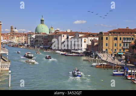 Venezia - 9 settembre: Turisti eleganti e spensierati sul vaporetto e sulla gondola sul Canal grande in una giornata di sole del 9 settembre 2010 a Venezia, Italia Foto Stock