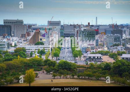 Himeji, Giappone - 24 settembre 2024, vista aerea panoramica dalla finestra del Castello di White Heron per il parco di fronte al castello e alla città di Himeji, con gente in viaggio Foto Stock
