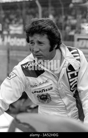 Mario Andretti è un pilota automobilistico statunitense, che ha gareggiato in Formula 1 dal 1968 al 1982, e IndyCar dal 1964 al 1994, Andretti ha vinto il Campionato del mondo piloti di Formula 1 nel 1978 con il Team Lotus. Foto Stock