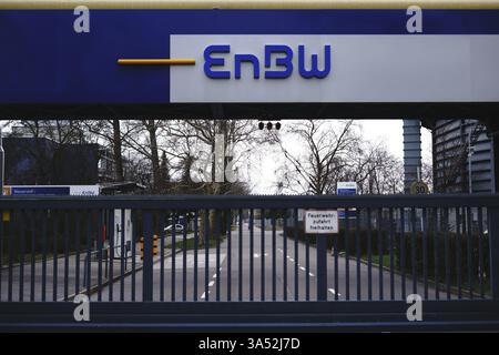 Stoccarda, Germania - 3 febbraio 2018: Cancello d'ingresso monitorato del fornitore di energia elettrica e gas EnBW di energie Baden-Wuerttemberg AG su 03 Fe Foto Stock