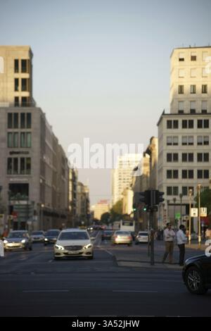 Berlino, Germania - 21 giugno 2016: Traffico a un semaforo su Potsdam Street a Lipsia il 21 giugno 2016 a Berlino Foto Stock