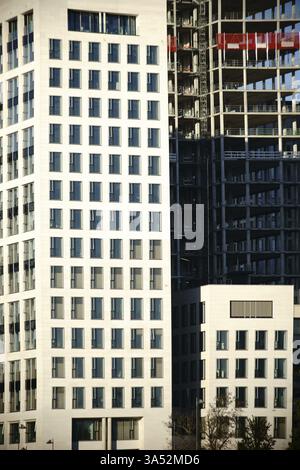 Varie alte facciate a interblocco consistono in complessi e conchiglie di edifici vecchi e nuovi Foto Stock